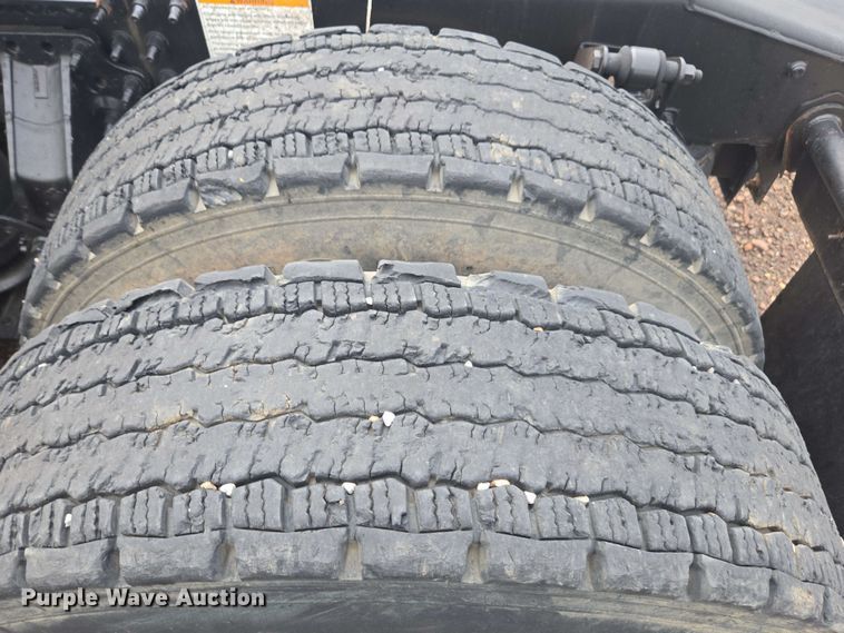 image for item YA0518 2017 Mack CXU613 semi truck