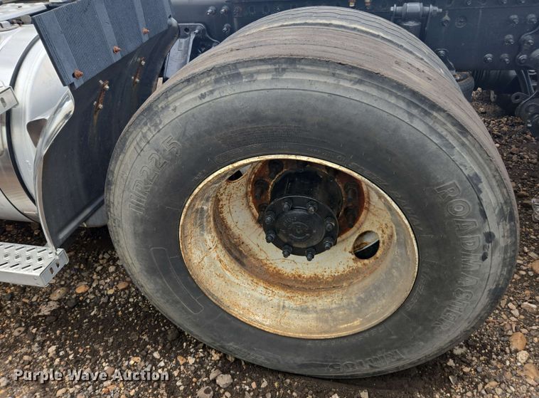 image for item YA0518 2017 Mack CXU613 semi truck