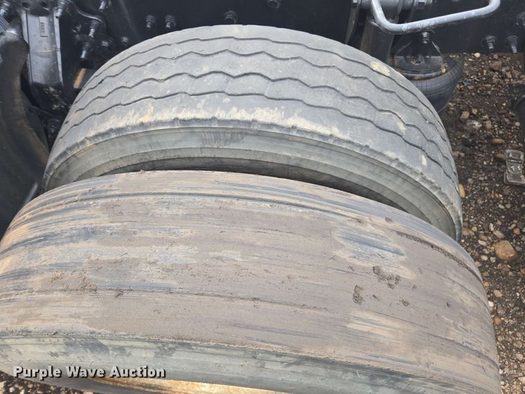 image for item YA0518 2017 Mack CXU613 semi truck