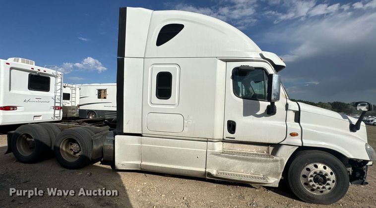 image for item YA0536 2017 Freightliner Cascadia 125 semi truck