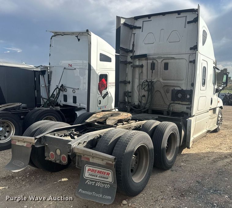 image for item YA0536 2017 Freightliner Cascadia 125 semi truck