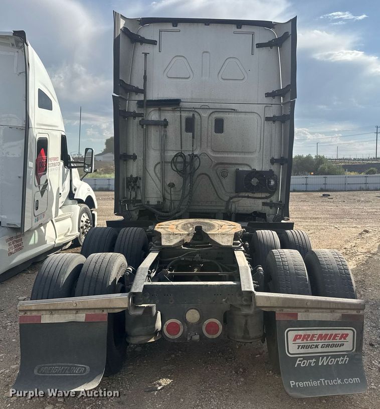 image for item YA0536 2017 Freightliner Cascadia 125 semi truck