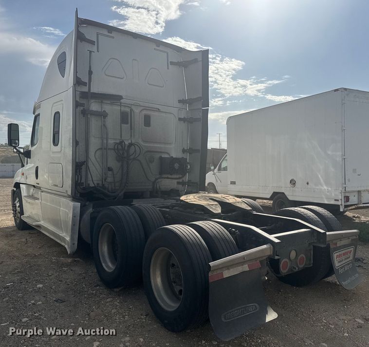 image for item YA0536 2017 Freightliner Cascadia 125 semi truck