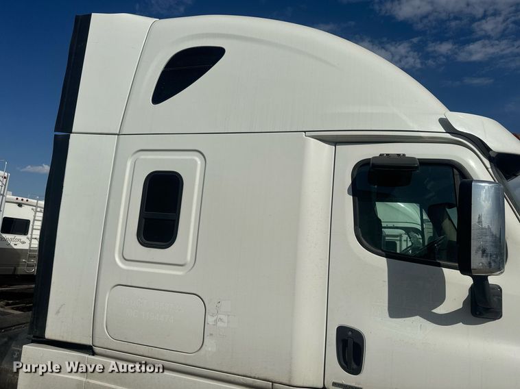 image for item YA0536 2017 Freightliner Cascadia 125 semi truck