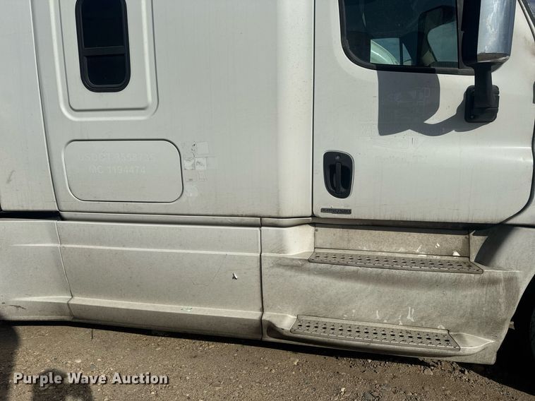 image for item YA0536 2017 Freightliner Cascadia 125 semi truck