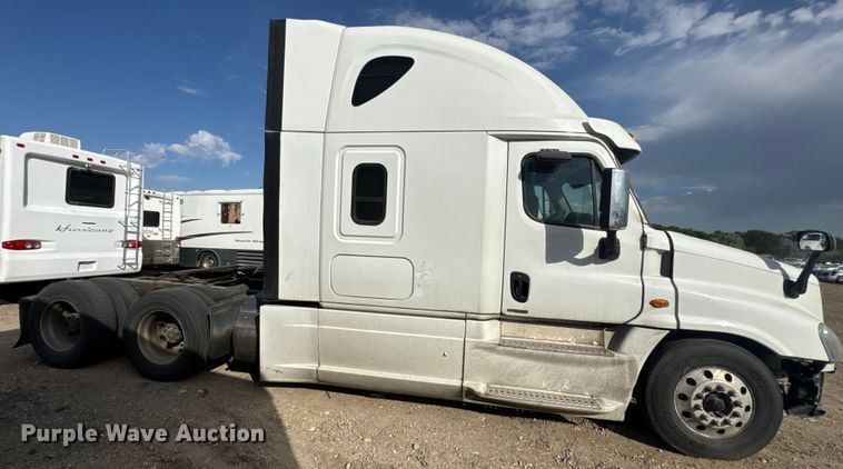 image for item YA0536 2017 Freightliner Cascadia 125 semi truck