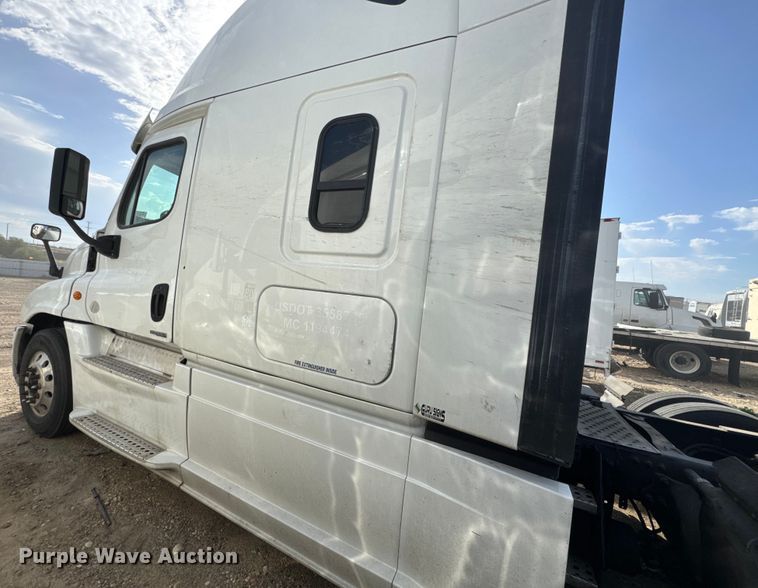 image for item YA0536 2017 Freightliner Cascadia 125 semi truck