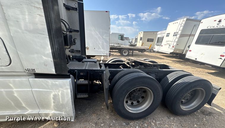 image for item YA0536 2017 Freightliner Cascadia 125 semi truck