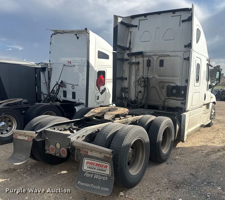 image for item YA0536 2017 Freightliner Cascadia 125 semi truck
