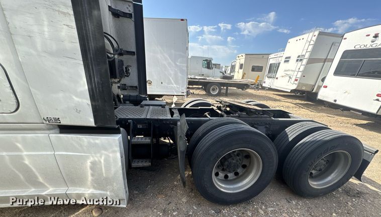 image for item YA0536 2017 Freightliner Cascadia 125 semi truck