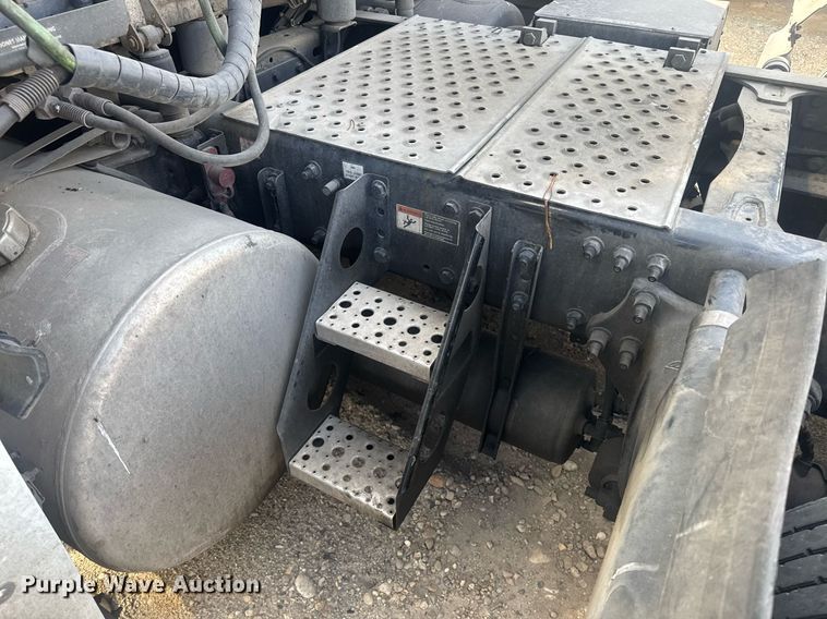 image for item YA0536 2017 Freightliner Cascadia 125 semi truck