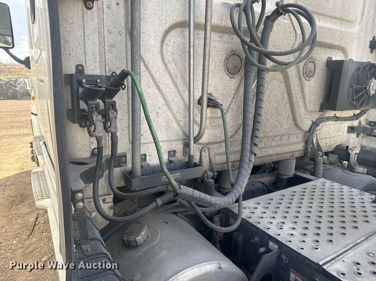 image for item YA0536 2017 Freightliner Cascadia 125 semi truck