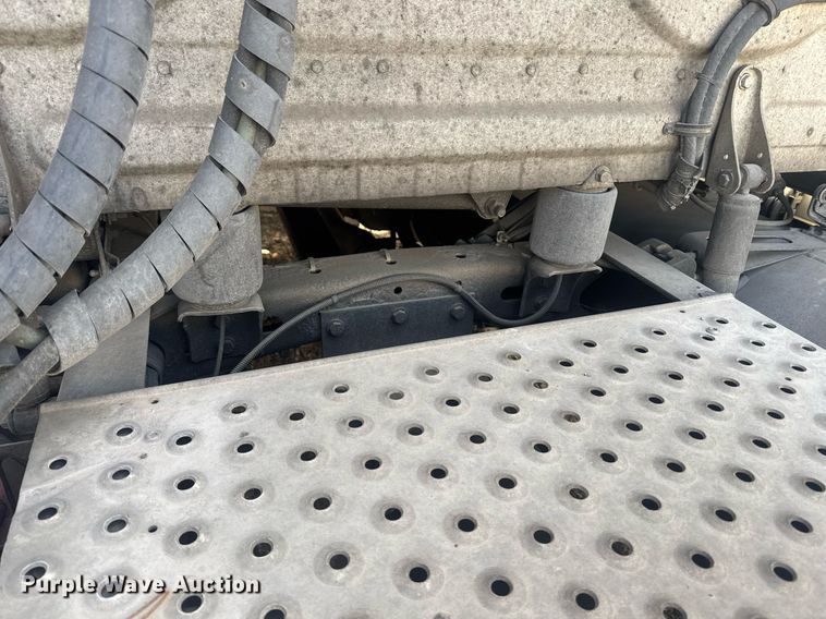 image for item YA0536 2017 Freightliner Cascadia 125 semi truck