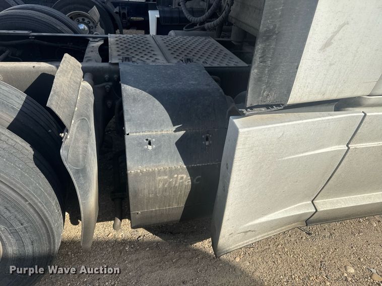 image for item YA0536 2017 Freightliner Cascadia 125 semi truck