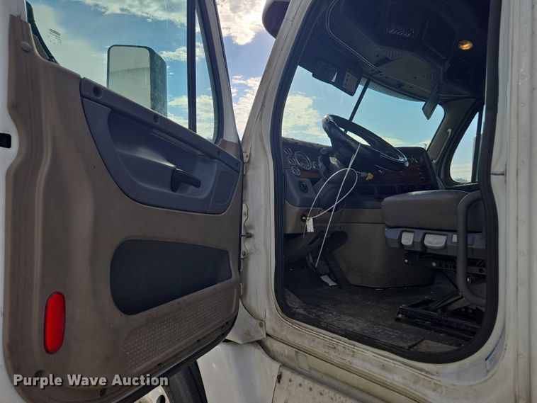 image for item YA0536 2017 Freightliner Cascadia 125 semi truck