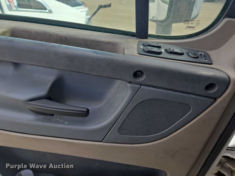 image for item YA0536 2017 Freightliner Cascadia 125 semi truck