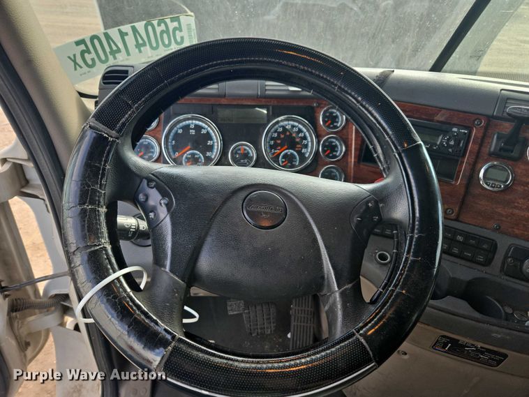 image for item YA0536 2017 Freightliner Cascadia 125 semi truck