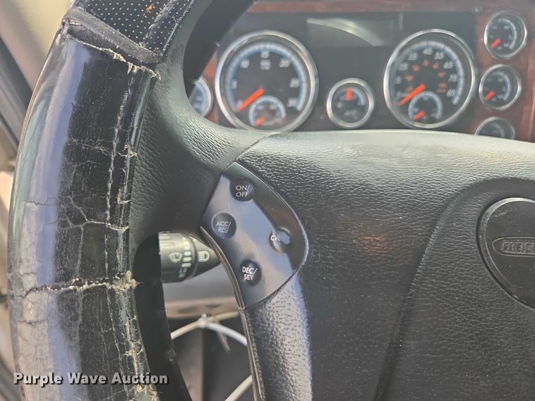 image for item YA0536 2017 Freightliner Cascadia 125 semi truck