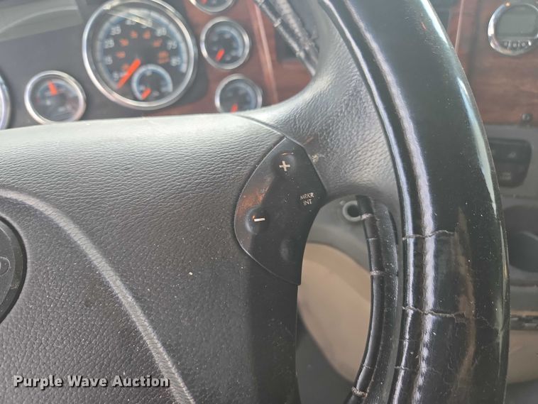 image for item YA0536 2017 Freightliner Cascadia 125 semi truck