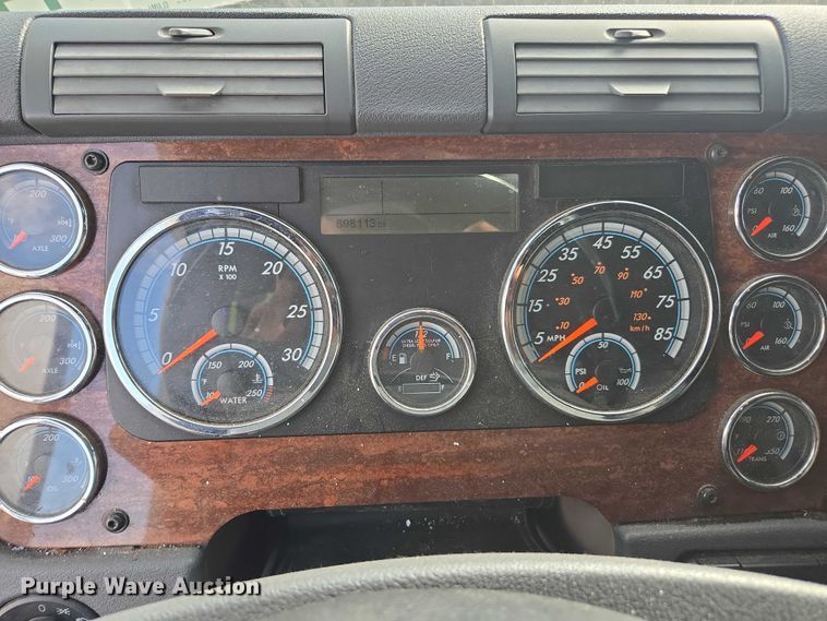 image for item YA0536 2017 Freightliner Cascadia 125 semi truck