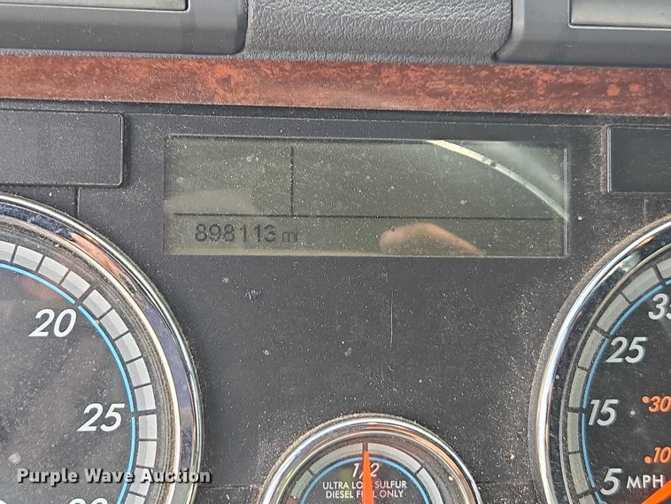 image for item YA0536 2017 Freightliner Cascadia 125 semi truck