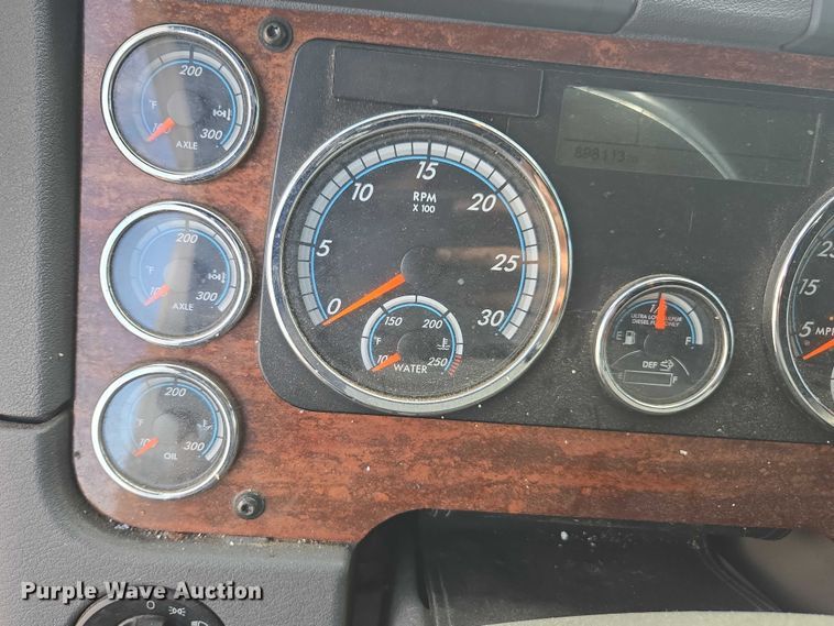 image for item YA0536 2017 Freightliner Cascadia 125 semi truck