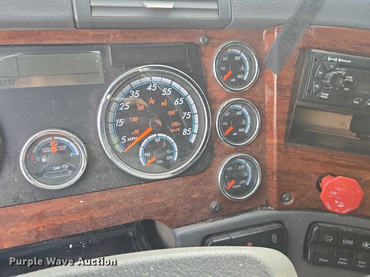 image for item YA0536 2017 Freightliner Cascadia 125 semi truck