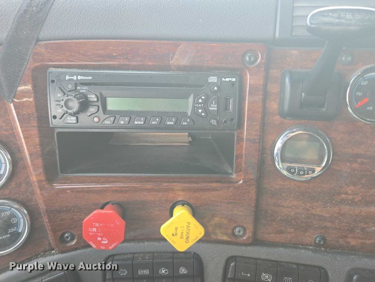 image for item YA0536 2017 Freightliner Cascadia 125 semi truck