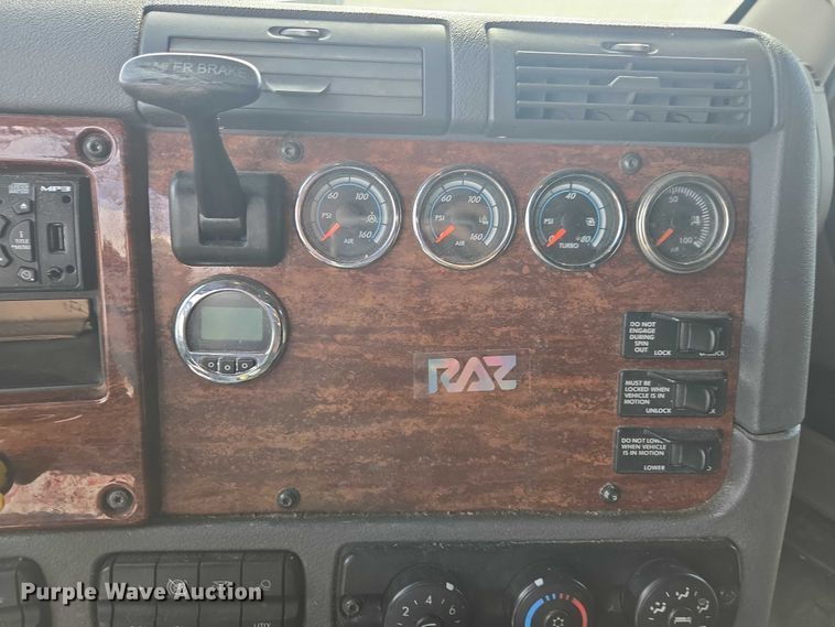 image for item YA0536 2017 Freightliner Cascadia 125 semi truck