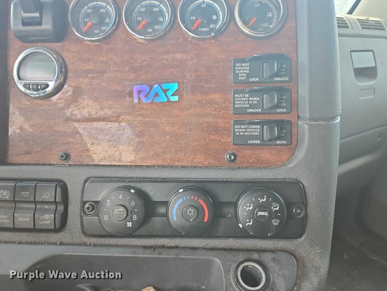 image for item YA0536 2017 Freightliner Cascadia 125 semi truck