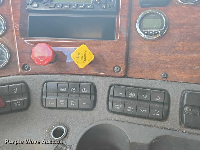 image for item YA0536 2017 Freightliner Cascadia 125 semi truck