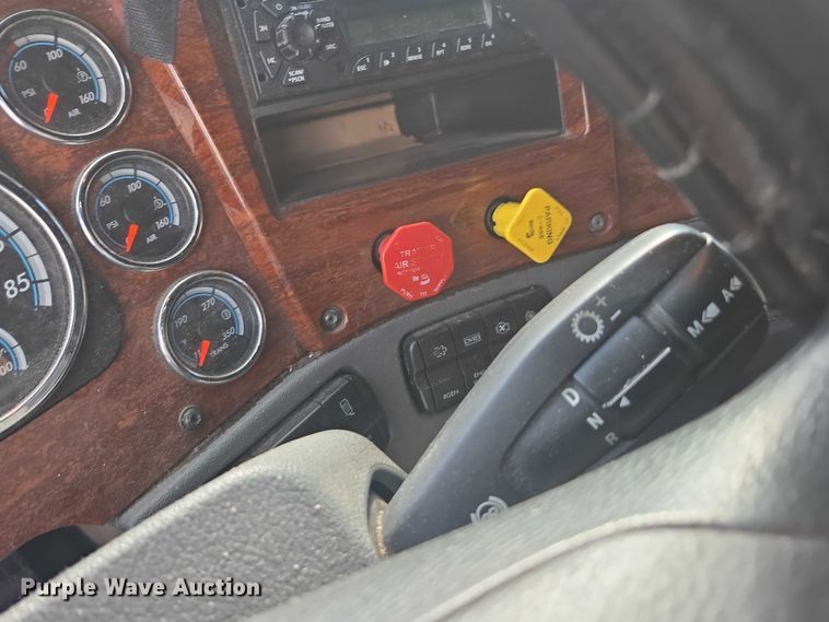 image for item YA0536 2017 Freightliner Cascadia 125 semi truck