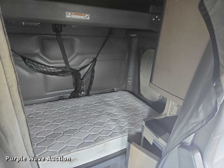 image for item YA0536 2017 Freightliner Cascadia 125 semi truck