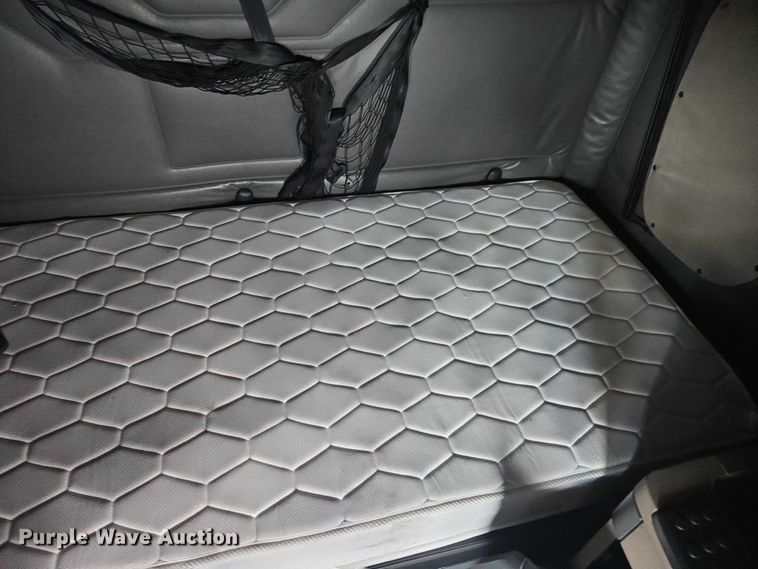 image for item YA0536 2017 Freightliner Cascadia 125 semi truck