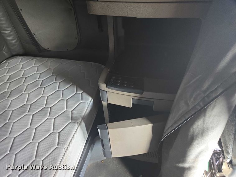 image for item YA0536 2017 Freightliner Cascadia 125 semi truck