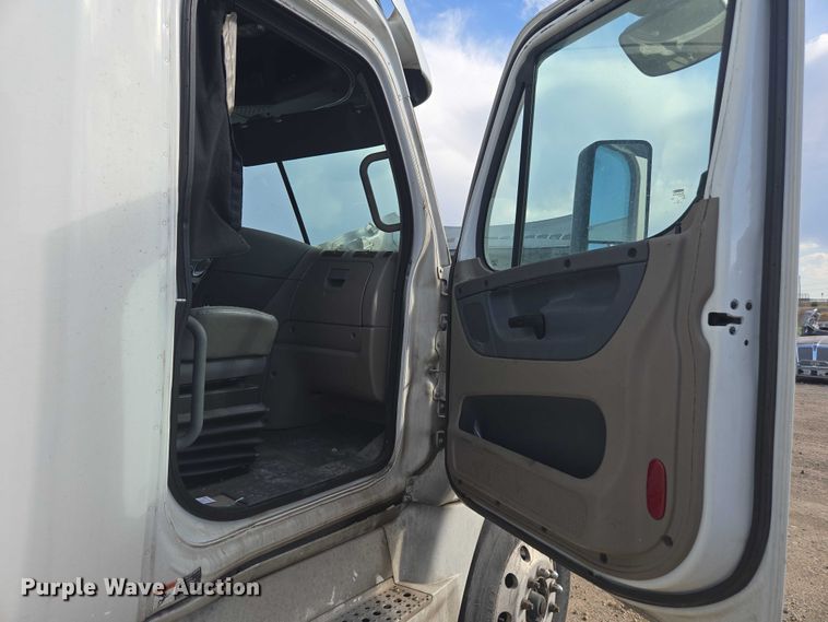 image for item YA0536 2017 Freightliner Cascadia 125 semi truck