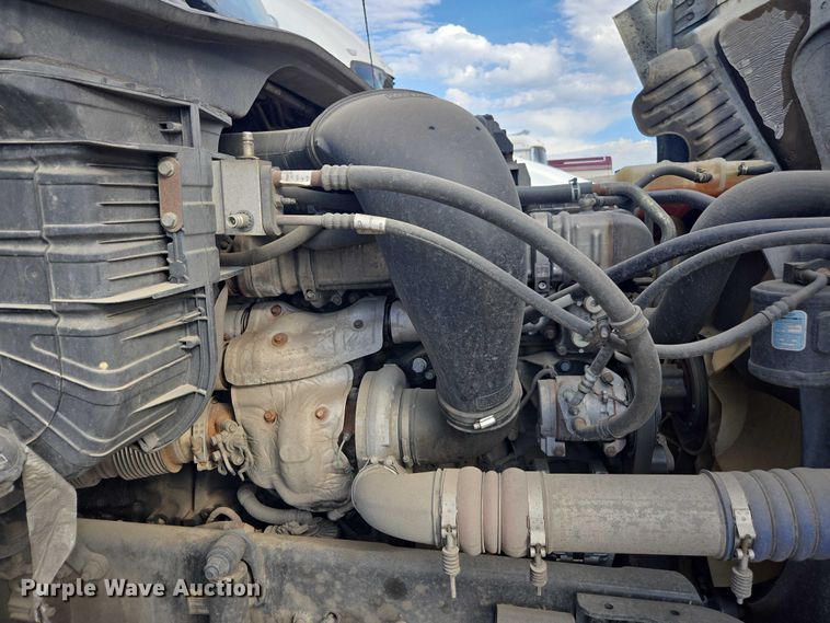 image for item YA0536 2017 Freightliner Cascadia 125 semi truck