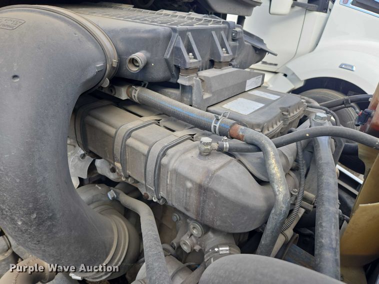 image for item YA0536 2017 Freightliner Cascadia 125 semi truck