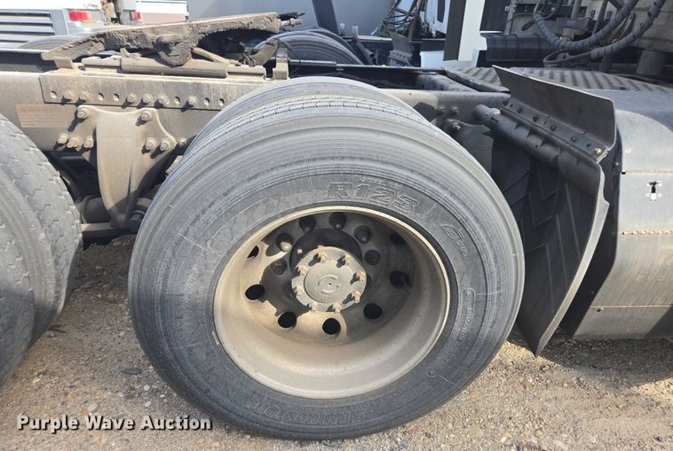 image for item YA0536 2017 Freightliner Cascadia 125 semi truck