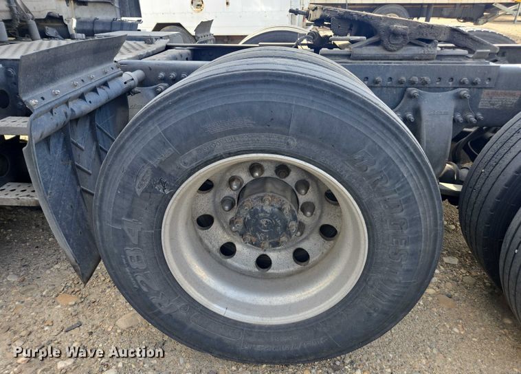 image for item YA0536 2017 Freightliner Cascadia 125 semi truck