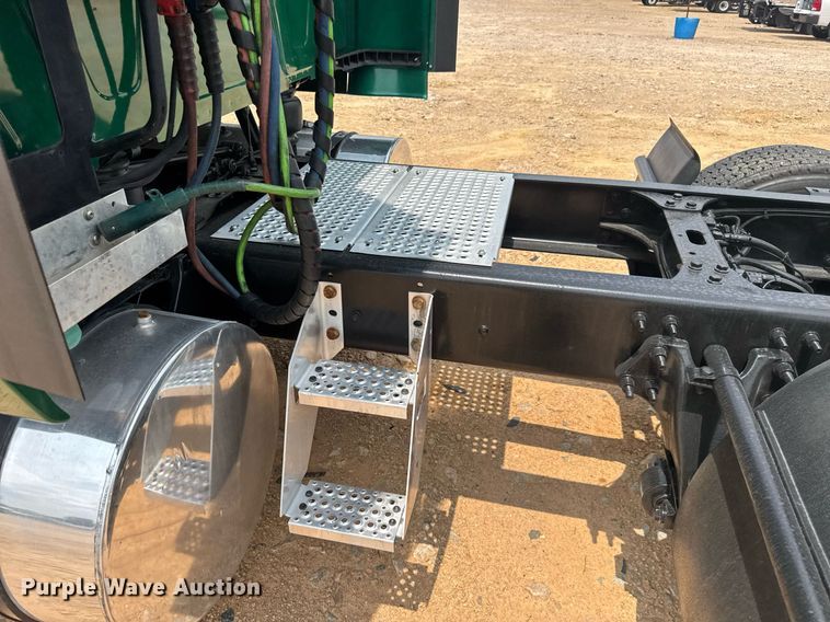 image for item YA0564 2020 International LT625 semi truck