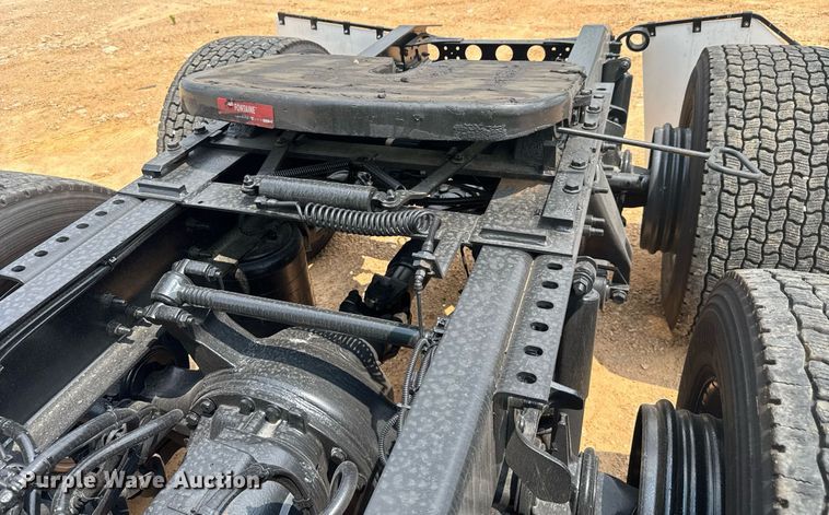 image for item YA0564 2020 International LT625 semi truck