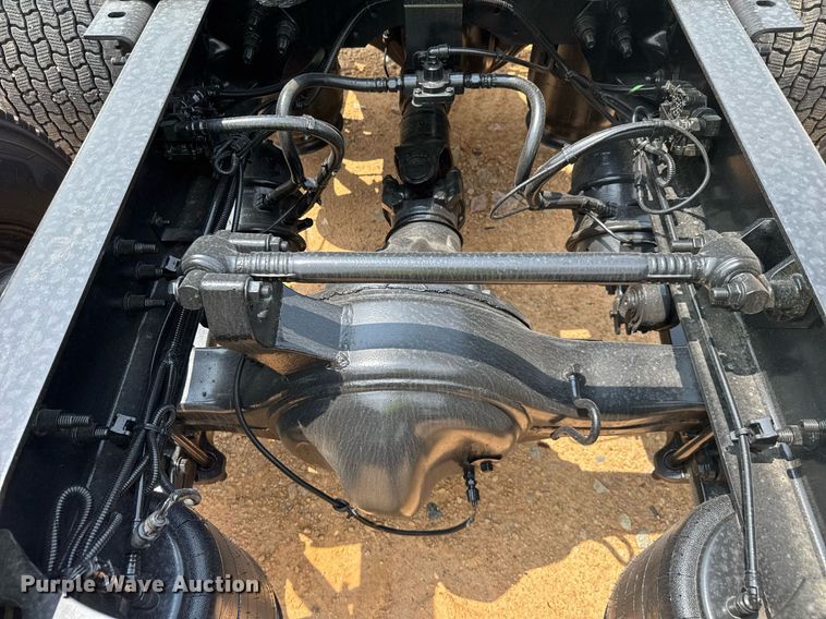 image for item YA0564 2020 International LT625 semi truck