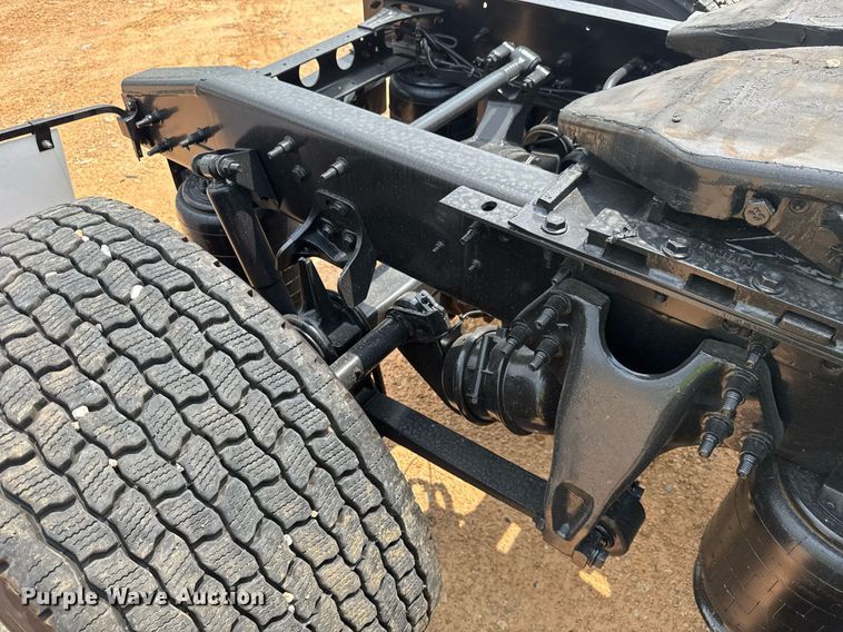 image for item YA0564 2020 International LT625 semi truck