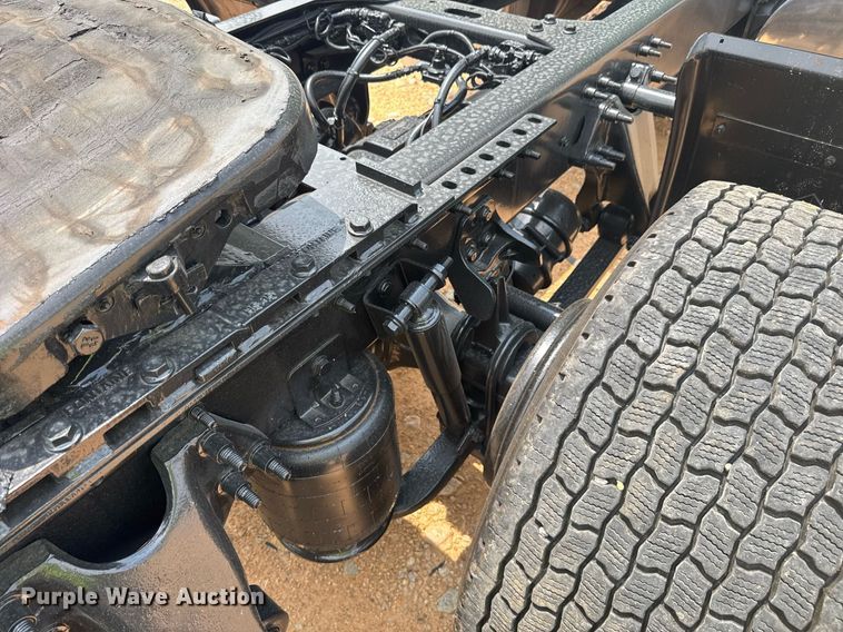 image for item YA0564 2020 International LT625 semi truck