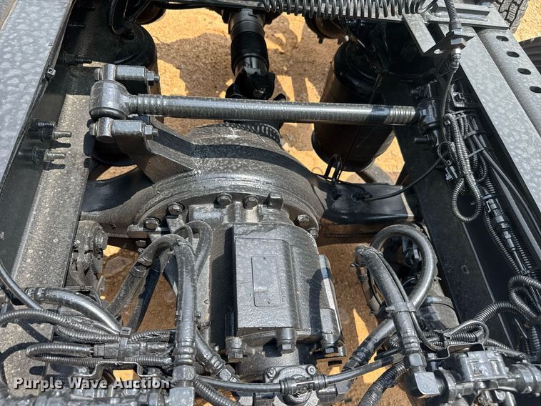 image for item YA0564 2020 International LT625 semi truck