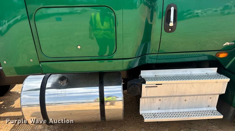 image for item YA0564 2020 International LT625 semi truck