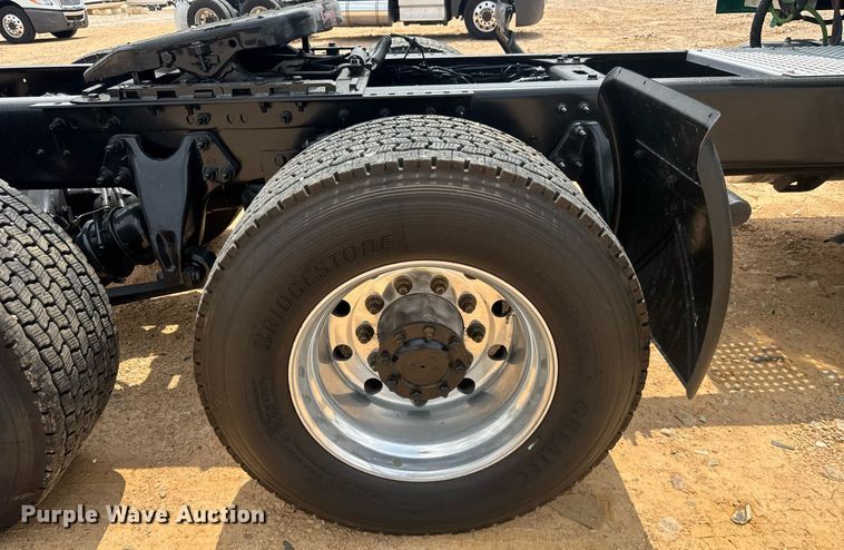 image for item YA0564 2020 International LT625 semi truck