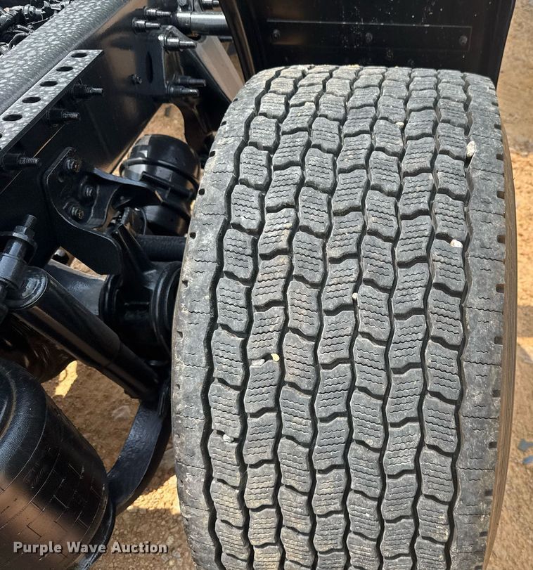 image for item YA0564 2020 International LT625 semi truck