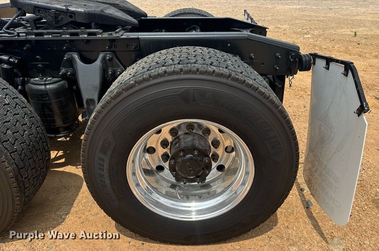 image for item YA0564 2020 International LT625 semi truck